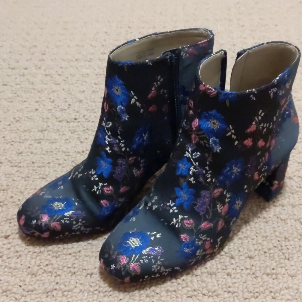 Ann Taylor ankle boots Size 7M